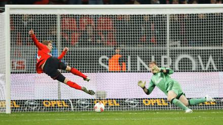 Abgezogen. Stefan Kießling schießt per Seitfallzieher aufs Tor von Schalkes Lars Unnerstall.