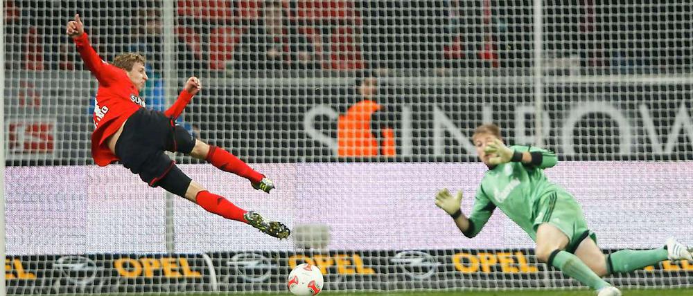 Abgezogen. Stefan Kießling schießt per Seitfallzieher aufs Tor von Schalkes Lars Unnerstall.