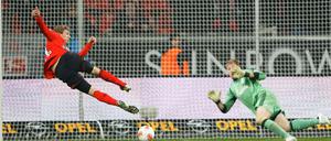 Abgezogen. Stefan Kießling schießt per Seitfallzieher aufs Tor von Schalkes Lars Unnerstall.