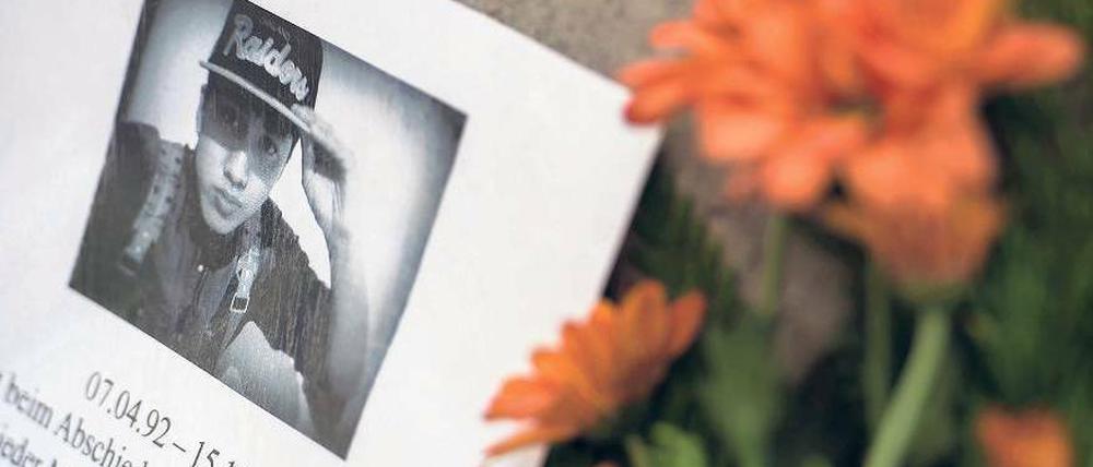 Nur nicht vergessen. Auf dem Alex werden immer noch jeden Tag Blumen oder Botschaften für den erschlagenen Jonny K. abgelegt. Foto: Clemens Bilan/dapd