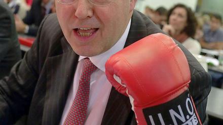 "Für den linken Haken". Peer Steinbrück bekam von den Jusos einen Boxhandschuh überreicht.