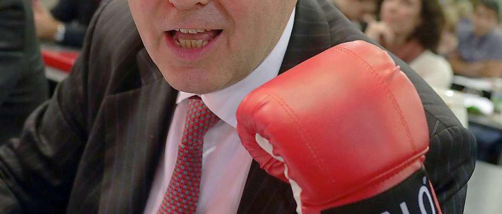 "Für den linken Haken". Peer Steinbrück bekam von den Jusos einen Boxhandschuh überreicht.