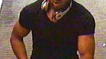 Dieser Mann wird als mutmaßlicher Haupttäter von der Polizei gesucht.