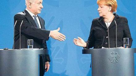 Hand drauf. Bundeskanzlerin Angela Merkel und Israels Premierminister Benjamin Netanjahu bekräftigen bei ihrer Pressekonferenz am Donnerstag die tiefe Verbundenheit zwischen beiden Ländern.