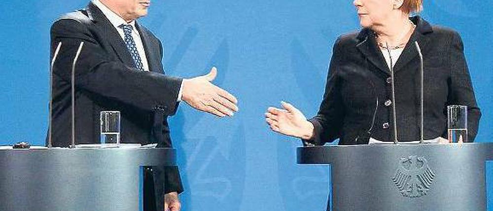 Hand drauf. Bundeskanzlerin Angela Merkel und Israels Premierminister Benjamin Netanjahu bekräftigen bei ihrer Pressekonferenz am Donnerstag die tiefe Verbundenheit zwischen beiden Ländern.