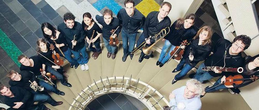 Meister und Schüler. Dirigent Simon Rattle (links vorne) und sein Musikernachwuchs. 