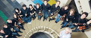 Meister und Schüler. Dirigent Simon Rattle (links vorne) und sein Musikernachwuchs. 