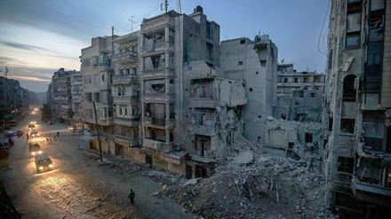 Zerstörter Straßenzug in Aleppo. Auch das Krankenhaus wurde bei den Luftangriffen getroffen. 