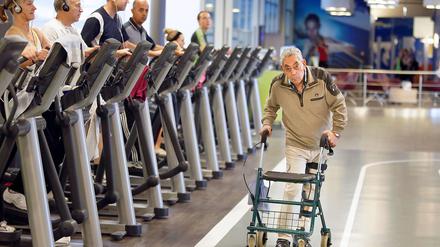 Schritt für Schritt. Für 30 Meter mit dem Rollator braucht Orazio Giamblanco eine halbe Stunde. Doch mental ist er den Joggern im Fitness-Studio womöglich sogar überlegen. Das Neonazi-Opfer kämpft gegen die Folgen seiner schweren Verletzung.
