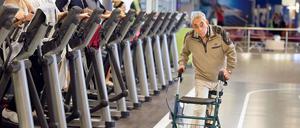 Schritt für Schritt. Für 30 Meter mit dem Rollator braucht Orazio Giamblanco eine halbe Stunde. Doch mental ist er den Joggern im Fitness-Studio womöglich sogar überlegen. Das Neonazi-Opfer kämpft gegen die Folgen seiner schweren Verletzung.