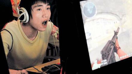 Tageslichtallergie. Computerspieler in einem chinesischen Internetcafé.
