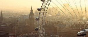 Money makes the world go round. Das Millennium Eye und der Palast von Westminster. 