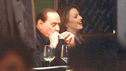 Silvio Berlusconi und seine Freundin Francesca Pascale am 9. Dezember in einer Pizzeria.