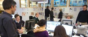 Mit Hut und Schaukelpferd. Bei der Produktion der letzten "Financial Times Deutschland" ging es am Donnerstag in Hamburg locker zu. 