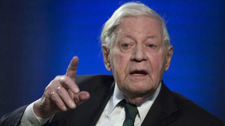 Helmut Schmidt prangert deutsche Rüstungsexporte an.