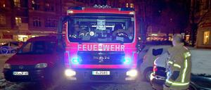 Engpass. Falsch geparkte Autos in schmalen Straßen bremsen die Feuerwehr aus. 