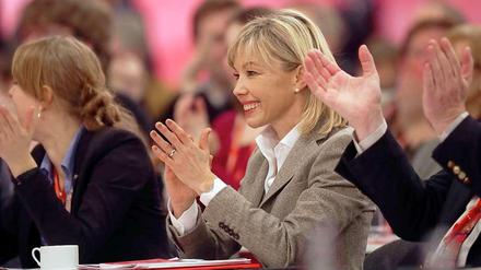 Halbe-halbe. Doris Schröder-Köpf (SPD) schlägt vor, dass sich Väter und Mütter die Elternzeit genau teilen. Sonst gibt's kein Elterngeld.