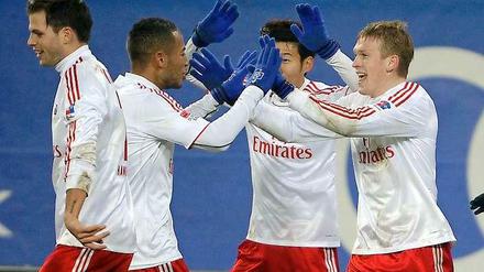 Hamburg in Handschuhen. Doppel-Torschütze Artjoms Rudnev (r.) bejubelt mit seinen Mannschaftskollegen den 2:0-Sieg über Hoffenheim. 