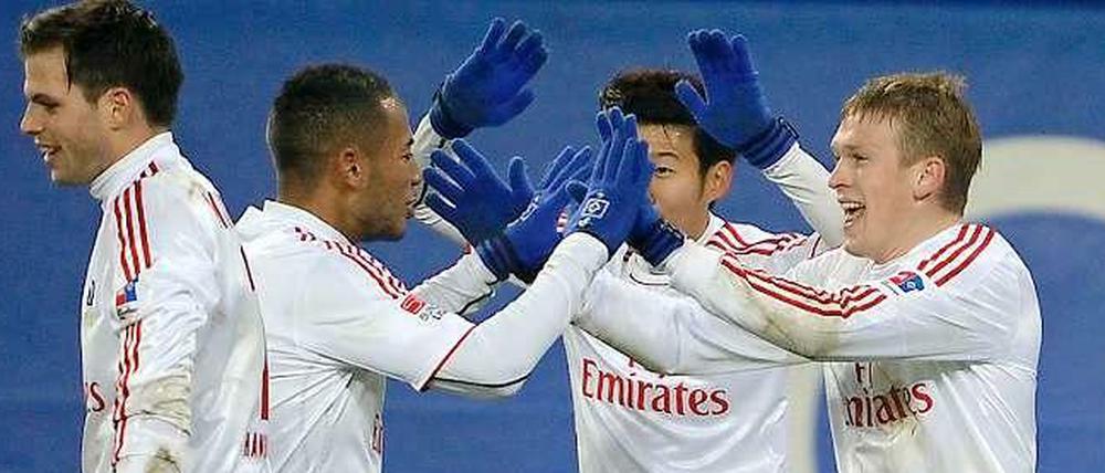 Hamburg in Handschuhen. Doppel-Torschütze Artjoms Rudnev (r.) bejubelt mit seinen Mannschaftskollegen den 2:0-Sieg über Hoffenheim. 