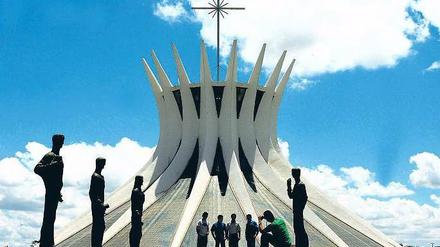 Blütenkelch. Die Kathedrale von Brasilia, ein Werk Oscar Niemeyers von 1970