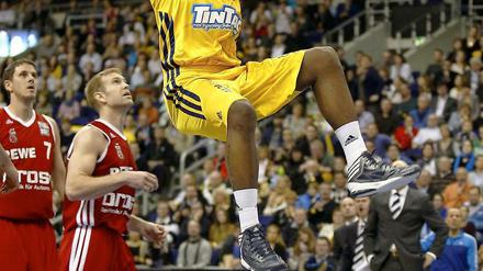 Bitte festhalten. Albas Power Forward Deon Thompson zeigt den Bambergern, wo in Berlin der Korb hängt.