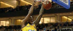 Bitte festhalten. Albas Power Forward Deon Thompson zeigt den Bambergern, wo in Berlin der Korb hängt.
