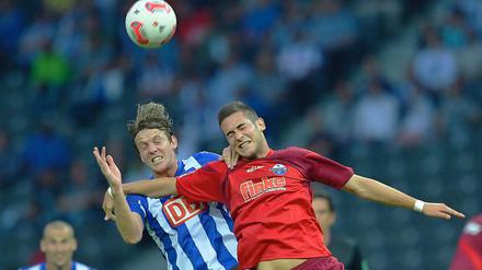 Szene aus dem Hinspiel: Peter Niemeyer (links) und Paderborns Mario Vranic kämpfen um den Ball.