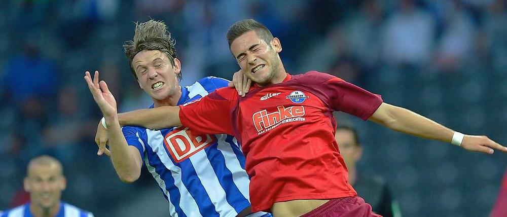 Szene aus dem Hinspiel: Peter Niemeyer (links) und Paderborns Mario Vranic kämpfen um den Ball.