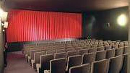 Sitzkunst. Die alten Sessel hat das Kino verschenkt, jetzt sind die neuen da. 