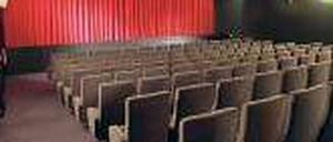 Sitzkunst. Die alten Sessel hat das Kino verschenkt, jetzt sind die neuen da. 