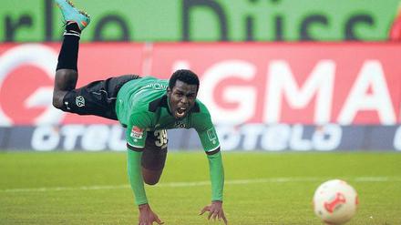 Klarer Fall, der Mann braucht eine Pause. Mame Diouf war zuletzt so erschöpft, dass es unsicher ist, ob er heute beim Pokalspiel in Dortmund überhaupt für 96 auflaufen kann. Foto: dpa