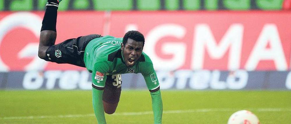 Klarer Fall, der Mann braucht eine Pause. Mame Diouf war zuletzt so erschöpft, dass es unsicher ist, ob er heute beim Pokalspiel in Dortmund überhaupt für 96 auflaufen kann. Foto: dpa
