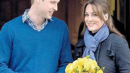 Stellten sich den Fotografen. Kate und William vor dem Eingang der Klinik. Foto: AFP