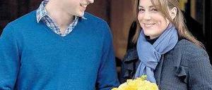 Stellten sich den Fotografen. Kate und William vor dem Eingang der Klinik. Foto: AFP