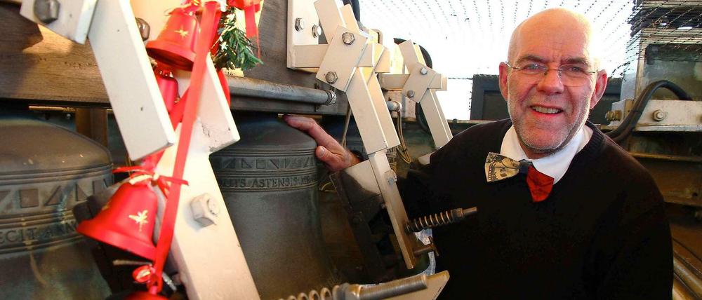 Liebling Glocke. Jeffrey Bossin hat das Glockenspiel im Carillon-Turm im Tiergarten zur 750-Jahr-Feier Berlins entworfen. Seither gibt er dort an Wochenenden Konzerte - auch am 4. Adventssonntag. 