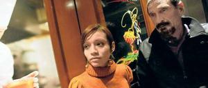 Die letzten Stunden in Freiheit. Der 66-jährige John McAfee mit seiner 20-jährigen belizischen Freundin Sam Venegas am Mittwochabend in Guatemala City. Am Donnerstagmorgen wurde er festgenommen. 