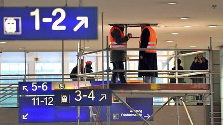 Die Deckenkonstruktion im Bahnhof Friedrichstraße ist fehlerhaft. Deshalb müssen Bereiche zusätzlich gesichert werden.