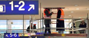Die Deckenkonstruktion im Bahnhof Friedrichstraße ist fehlerhaft. Deshalb müssen Bereiche zusätzlich gesichert werden.