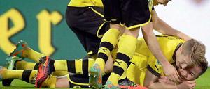 Am Boden erfreut: Dortmunds Robert Lewandowski (v. l. n. r), Marco Reus und Mario Götze jubeln über das 3:0 durch Götze.
