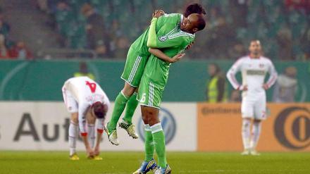 Wolfsburger Hebefigur. Naldo feiert den Torschützen zum 1:1-Ausgleich, Christian Träsch.