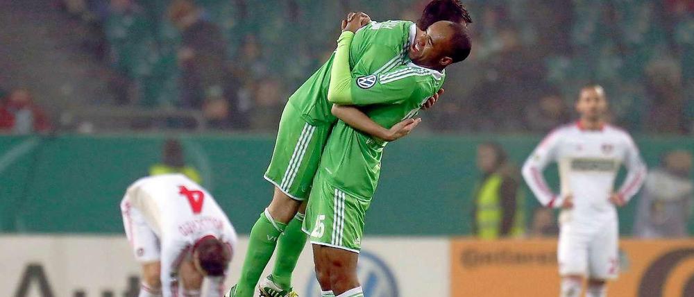 Wolfsburger Hebefigur. Naldo feiert den Torschützen zum 1:1-Ausgleich, Christian Träsch.