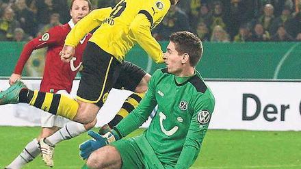 Pingpong ins Netz. Jakub Blaszczykowski stolpert den Ball an Ron-Robert Zieler vorbei zum 2:0 ins Tor. Foto: Fishing4