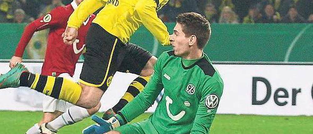 Pingpong ins Netz. Jakub Blaszczykowski stolpert den Ball an Ron-Robert Zieler vorbei zum 2:0 ins Tor. Foto: Fishing4