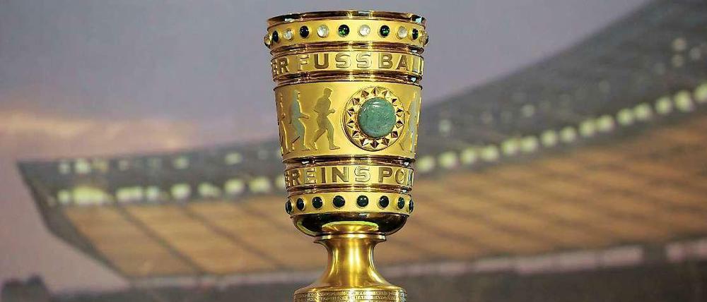 Er kommt näher: Nur noch zwei Spiele, dann ist der Pokal wieder in Berlin.