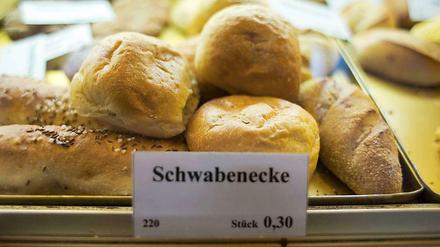 "Schwabenecken" liegen in der Auslage einer schwäbischen Bäckerei in Prenzlauer Berg. 