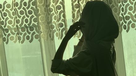 Lamar in einem Zimmer ihres „Safe Houses“ irgendwo in Kabul. Eigentlich studiert die 18-Jährige Rechtswissenschaften, doch das Studium haben ihr die Taliban verboten. Jetzt versucht sie trotz aller Gefahren eine Stimme des Widerstands zu sein