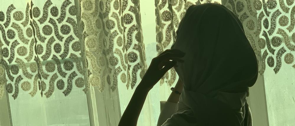 Lamar in einem Zimmer ihres „Safe Houses“ irgendwo in Kabul. Eigentlich studiert die 18-Jährige Rechtswissenschaften, doch das Studium haben ihr die Taliban verboten. Jetzt versucht sie trotz aller Gefahren eine Stimme des Widerstands zu sein 