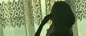 Lamar in einem Zimmer ihres „Safe Houses“ irgendwo in Kabul. Eigentlich studiert die 18-Jährige Rechtswissenschaften, doch das Studium haben ihr die Taliban verboten. Jetzt versucht sie trotz aller Gefahren eine Stimme des Widerstands zu sein 