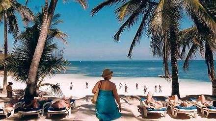 Und unten am Meer warten die Beachboys. Teresa (Margarethe Tiesel) sichtet das Angebot. Foto: Neue Visionen