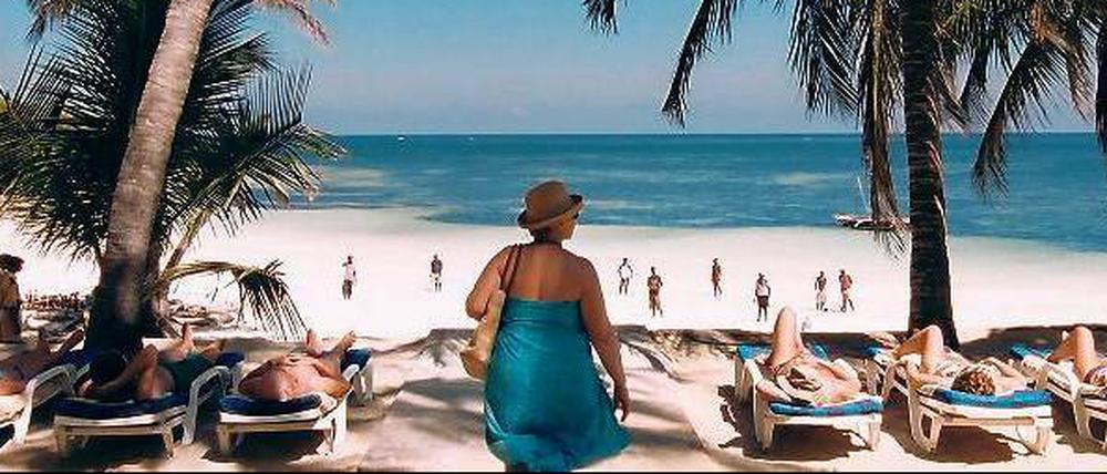 Und unten am Meer warten die Beachboys. Teresa (Margarethe Tiesel) sichtet das Angebot. Foto: Neue Visionen